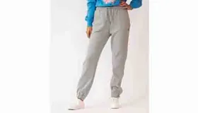 Pantalón de jogging gris con cintura elástica ajustable mediante cordón y puños elásticos en los tobillos.