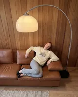 Buzo de cuello redondo en color beige, con diseño gráfico estampado en el centro del pecho que incluye elementos industriales y la inscripción Kaboa Industries.