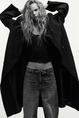 Abrigo largo de corte recto confeccionado en mezcla de lana. Presenta cuello con solapas de muesca, cierre frontal cruzado con doble botonadura y bolsillos laterales de vivo.