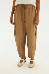 Pantalon cargo de corte holgado color tostado, con cintura elastizada con cordón ajustable y bolsillos laterales.