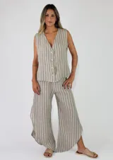 Pantalon de lino con diseño a rayas en tonos beige y blanco, de corte amplio y fluido con aberturas laterales en los bajos.