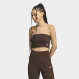 Top tipo bandeau Adidas Essentials de color marrón, con diseño ceñido sin tirantes y logo del Trifolio bordado en blanco en el lateral.