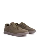 Championes urbanos modelo Mosca, confeccionados en ecogamuza color verde militar con cordones al tono y suela de goma liviana.