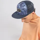 Gorro tipo trucker con frente estampado floral en tonos azules y paneles traseros de malla en color azul oscuro. Presenta un parche rectangular con el logo de la marca en el frente y visera plana.