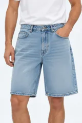 Bermuda de jean gris oscuro, de calce medio, corte ancho y diseño clásico con bolsillos.