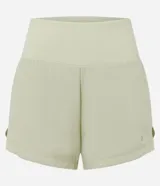 Bermuda deportiva de microfibra color azul petróleo, con diseño de doble capa que incluye un short interno ajustado y una capa externa suelta. Presenta cintura alta, bajo redondeado y bolsillo funcional en el short interno.