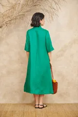 Vestido túnica verde esmeralda de lino, con cuello mao, manga corta y corte oversize.