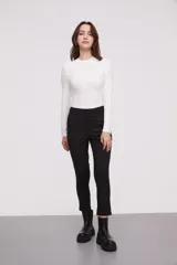 Pantalon de corte slim fit, color negro, con cierre frontal y bolsillos laterales.