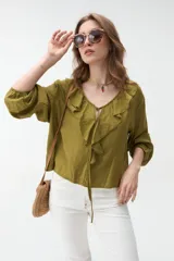 Blusa verde militar de manga larga con volados en el escote en V y lazos para atar al frente.
