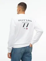 Buzo blanco de cuello redondo con estampado gráfico frontal del número 77 y detalles distintivos de la colaboración con Cadillac Formula 1 Team.