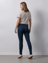 Jean elastizado de tiro medio, corte skinny, color celeste.