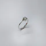 Anillo de plata 925 con circonias engarzadas en 4 puntas. La circonia central mide 6mm de alto y 4mm de ancho. El ancho inferior de la alianza es de 1mm.