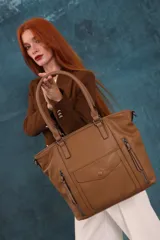 Cartera tipo tote de diseño estructurado en símil cuero, con doble asa rígida y correa regulable. Presenta múltiples bolsillos frontales con cierre y solapa, ofreciendo un estilo versátil y espacioso.