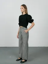 Pantalón sastrero gris con estampado de cuadros escoceses, de corte recto y tiro alto.