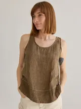 Musculosa marrón de lino con corte recto y pespuntes en contraste. Diseño simple con un toque rústico.