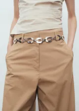 Pantalón wide leg de tiro medio color tostado, confeccionado en algodón con un toque de elastano, con bolsillos laterales y traseros de ribete, y trabillas en la cintura.