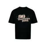 Camiseta de algodón negra con corte oversize, cuello redondo y mangas cortas. Presenta un estampado frontal con efecto de dibujo a mano en color beige que incluye el logo de la marca y la inscripción Balenciaga Paris.