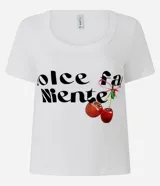 Remera baby tee de ribana blanca, de corte ajustado, con mangas cortas y cuello redondo. Presenta estampa frontal con la inscripción en negro 'dolce far niente' y diseño de cerezas con un lazo.