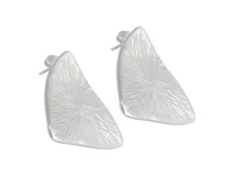 Aros de acero plateado con forma triangular y diseño de líneas radiales en relieve.