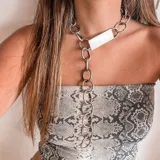 Collar plateado de eslabones grandes con dije rectangular.