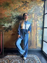 Camisa de jean con bloque de color blanco en la parte superior, de corte holgado y manga larga.