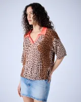 Polo de cashmere con estampado animal, corte oversize, mangas cortas, cuello escote en V, cierre de botón y bordes acanalados.