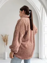 Campera de abrigo color marrón claro, estilo teddy, con cierre frontal y bolsillos con ribete de cuero sintético.