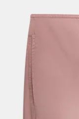 Pantalón capri color rosado, de tiro alto y corte ancho.