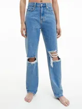 Jeans de tiro alto, pierna recta y lavado azul claro, confeccionados en denim rígido de algodón. Presentan roturas grandes en ambas rodillas.