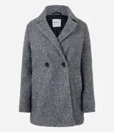 Saco alargado de polyvelour con textura boucle, cuello solapa, abotonado delantero y bolsillos. Forro de poliéster.