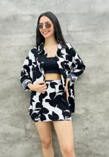 Camisa de manga larga con estampado floral en blanco y negro.