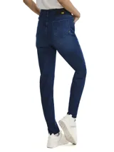 Jeans de corte ajustado en color azul índigo, con diseño clásico de cinco bolsillos, cierre de cremallera y botón metálico, y parche de marca en la parte trasera.
