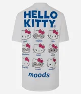 Remera de algodón color blanco con cuello redondo y mangas cortas. Presenta un estampado frontal con el personaje Hello Kitty, estrellas y la inscripción 'Hello Kitty Style Reference'.