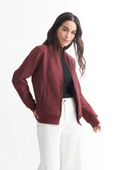 Campera verde militar de felpa liviana, con cuello alto, cierre frontal y bolsillos laterales.