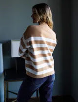 Buzo de cuello alto a rayas horizontales color marrón y blanco, marca Elie Tahari.