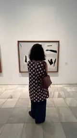 Vestido marrón con lunares blancos, corte en A y sin mangas.