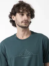 Remera Merrell de manga corta en color verde oscuro, cuello redondo y diseño estampado en el pecho con gráfico de montañas y logotipo de la marca.