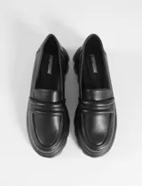 Mocasines blancos de cuero vegano con suela track y detalle de antifaz.