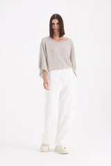 Sweater de punto con acabado metalizado, diseño de mangas tipo murciélago y corte holgado.