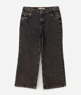 Pantalón wide de jean en color negro con lavado efecto desgastado, de tiro alto y corte amplio en las piernas.