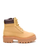 Bota Caterpillar modelo Colorado Max W, de color amarillo tostado, confeccionada en cuero con cuello acolchado en tono marrón oscuro. Cuenta con plataforma gruesa y suela dentada de goma.