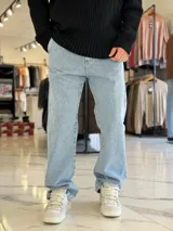 Pantalón de jean estilo baggy, de corte ancho y relajado, en color celeste claro.