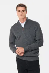 Buzo tejido de lana con cuello alto y medio cierre metálico frontal. Presenta puños y ruedo acanalados, con logo bordado en el pecho.