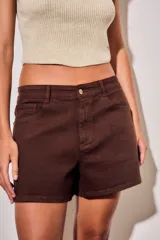 Short de gabardina marrón con fitting recto y tiro medio, de diseño clásico con bolsillos delanteros y traseros.