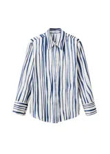 Camisa de poliéster con estampado de rayas verticales en tonos azul y blanco, cuello camisero, mangas largas y cierre frontal con botones.