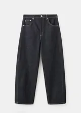 Jeans de mezclilla de corte holgado y tiro medio, en color azul oscuro, con diseño clásico de cinco bolsillos y costuras visibles en contraste.