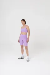 Calza corta de lycra verde militar, tiro alto, corte biker y bolsillos laterales.