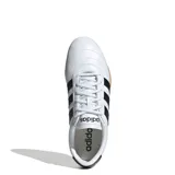Championes Adidas modelo Grand Court Lo, de estilo urbano inspirado en el tenis. Presentan una capellada de material sintético en color blanco con las icónicas tres tiras laterales en negro y suela de goma color caramelo.