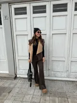 Pantalón tipo oxford de tiro alto con estampado animal print de leopardo, corte ajustado en la parte superior y acampanado en el ruedo.