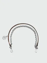 Correa para cartera de Longchamp, combinada de cadena metálica plateada y tira de cuero marrón, con mosquetones en los extremos y medalla colgante con logo grabado.